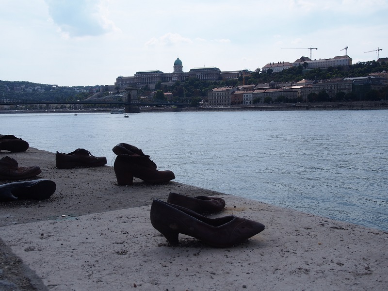 Topánky na Dunaji